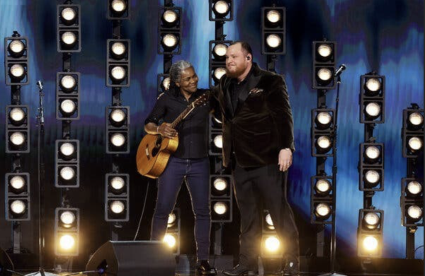 Tracy Chapman made a special appearance on stage with Luke Combs at the 66th Grammy Awards
